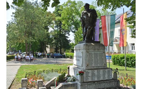 A hősökre, civil áldozatokra emlékeztek