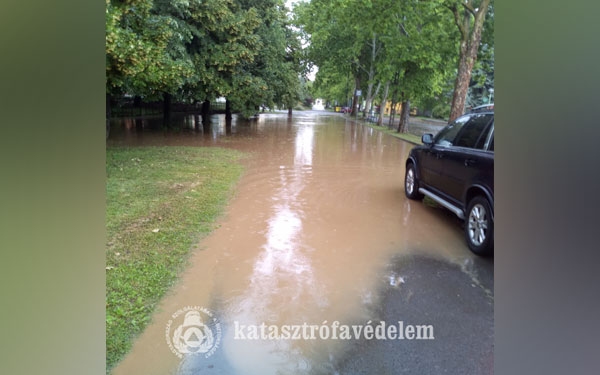 Sáros víz öntött el több utcát Dombóváron