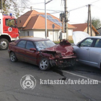 Két személyautó és egy teherautó ütközött Dombóváron 