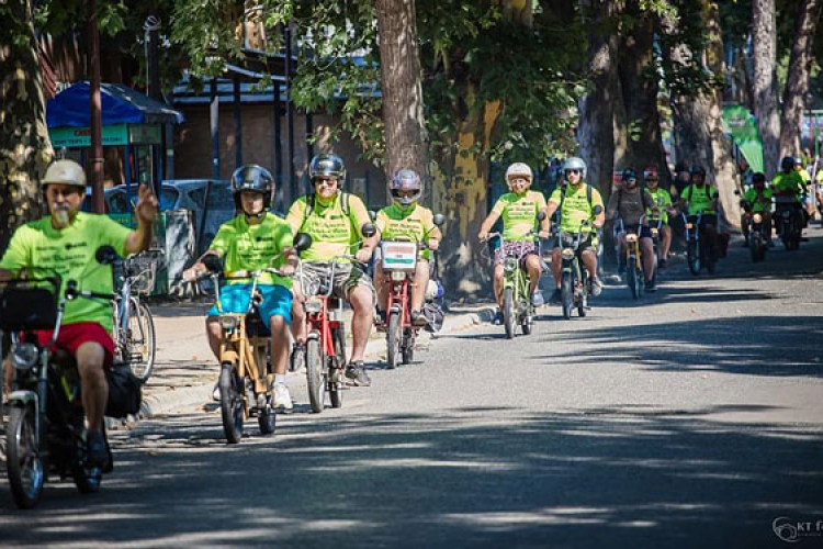 A hőség sem volt akadálya a Balaton körüli retro kismotorozásnak